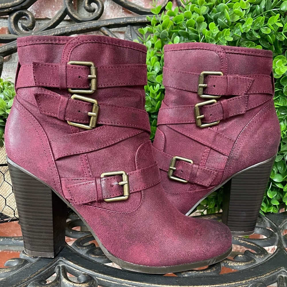 JustFab Binnae High Heeled Bootie; Burgundy Suede W/Multi-Straps & Buckles; Sz 9